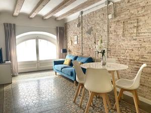 Revamped historic 3 rooms apartment in Barcelona center