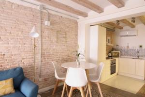 Revamped historic 3 rooms apartment in Barcelona center