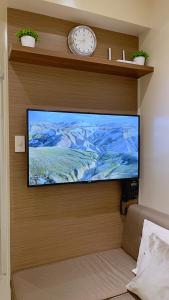 Condo along Tomas Morato w WiFi SmartTV & Karaoke