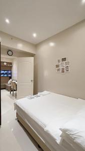 Condo along Tomas Morato w WiFi SmartTV & Karaoke