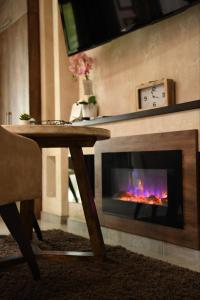 Design Apartment GRAND SPA LUX 4 STAR "MALIBU" Completely PRIVATE Wellness & Spa FREE INCLUDED Jacuzzi & Salt Wall & Fire place & 3D Ceilings & Business WiFi & NETFLIX & LED Lights & Keyless code entry & FULL SMART APP & SECURE 2 Parking place