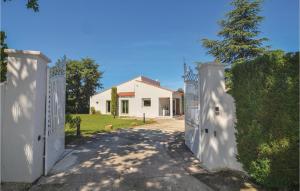 Maisons de vacances Nice Home In Trets With 5 Bedrooms, Outdoor Swimming Pool And Heated Swimming Pool : photos des chambres