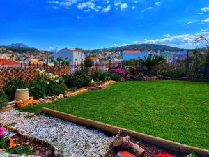GardenBnB- apartment with garden & seaview