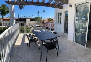 1 Br seaside Penthouse close to amenities