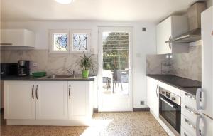 Appartements 2 Bedroom Stunning Apartment In Gemenos : photos des chambres