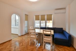 Central 3BR with parking nearby Opera