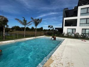 Increíble apartamento en barrio cerrado con salida al río !