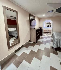 Hollywood INN - Downtown Houston