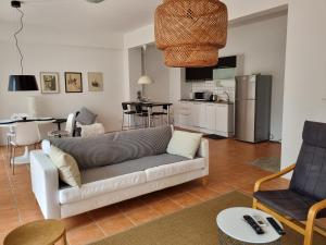 Avatara B condominium Family room B25