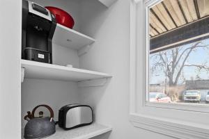 2nd Floor, Corner unit ft. King Bed - Workspace