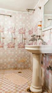 WHITE HOUSE Luxury Rooms - Loved by Travellers, Couples, Corporates
