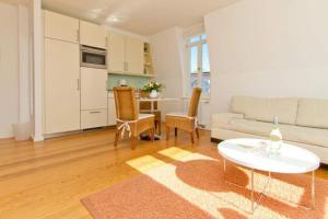 Villa Artemis, 11 Korinth