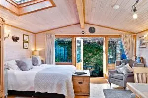 The Lodge - Luxury Lodge with Super King Size Bed, Kitchen & Shower Room - Hurstpierpoint