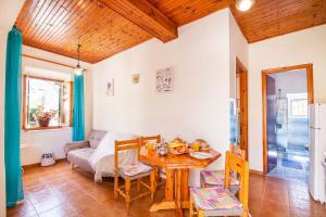 Old Barber Shop by Konnect, 1,2km from Dassia beach