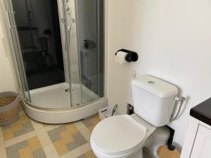 B&B / Chambres d'hotes 32 parc des sports chez catherve : Chambre Double avec Salle de Bains Privative