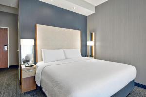 King Room with Sofa Bed room in Courtyard by Marriott Nashville Green Hills