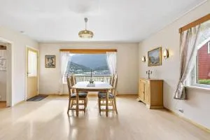 Stor enebolig i Svelgen sentrum med sjøutsikt! - Kvalsvik