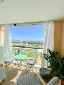 Bright apartment with terrace, pool and beach