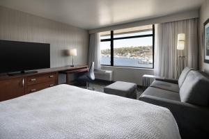 King Guest Room with Sofa Bed and Lake View room in Courtyard Seattle Downtown/Lake Union