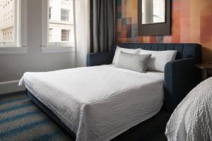 One-Bedroom Suite room in Courtyard Seattle Downtown / Pioneer Square