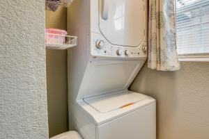 Relax Fireside! Peaceful Escape Near Branson Strip