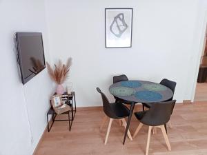 Appartement cosy dans une maison calme et parking gratuit avec borne