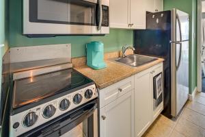 Myrtle Beach Oceanfront Condo with Pool and Lazy River