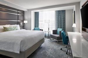 Guest Room with King Bed room in Courtyard by Marriott Washington Downtown/Convention Center