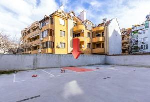 Brand New Modern 1BR Apartment with Private Parking included