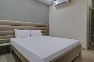 Super OYO Hotel Regency Near Acropolis Mall