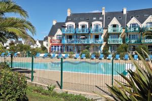 Appartements LocaLise au Guilvinec - A22 - Belle vue sur la mer, la piscine et le jardin - Tout a pied, plages, port, centre, commerces, marche - Wifi inclus - Animaux bienvenus - Linge de lit inclus : photos des chambres