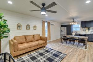 Relax Fireside Dog-Friendly Home in Midlothian!