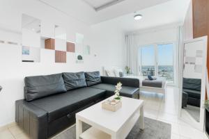 White Sage - Luxurious Studio in JLT With City Skyline View