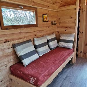 Tentes de luxe Magnifique et chaleureuse roulotte en bois : photos des chambres