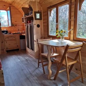 Tentes de luxe Magnifique et chaleureuse roulotte en bois : photos des chambres