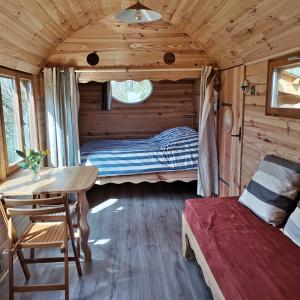 Tentes de luxe Magnifique et chaleureuse roulotte en bois : photos des chambres