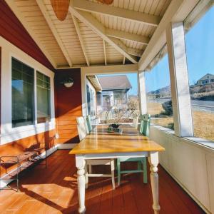 Oasis Cottage- Waterfront experience without the expensive fee!