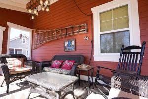 Oasis Cottage- Waterfront experience without the expensive fee!