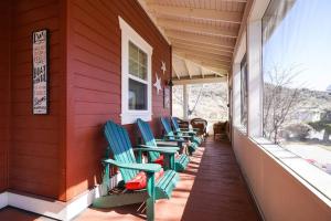 Oasis Cottage- Waterfront experience without the expensive fee!
