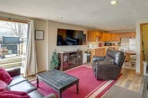 Snowed Inn Cozy Winterplace Ski-InandSki-Out Cabin - Prosperity