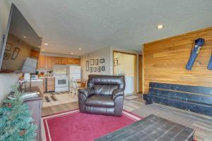 Snowed Inn Cozy Winterplace Ski-InandSki-Out Cabin