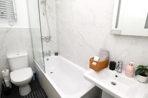 Brighton, BN1, short and long let, 3 sleeps, 6 mins walk from train station