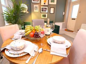 Brighton, BN1, short and long let, 3 sleeps, 6 mins walk from train station