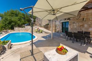 Mljet, old stone apartment with pool in nature