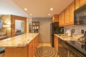 Trails End Starry Night Condo: Downtown Breck, Ski InOut