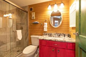 Trails End Starry Night Condo: Downtown Breck, Ski InOut