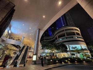 Heart of Makati, Fully furnished condo, cbd central location