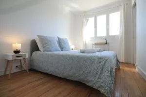 Lacolline-ponthebert,com - Appartement Entier Rénové -Grand Parking gratuit, Tout équipé, Confortable, Netflix et Amazon Prime Gratuits et Illimités, Matelas Emma, Lave Linge, Vue sur la Vallée, RDC - Lison