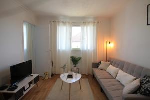 Appartements Grand Parking gratuit, Tout equipe, Confortable, Renove, Netflix et Amazon Prime Gratuits et Illimites, Matelas Emma, Vue sur la vallee, RDC : photos des chambres