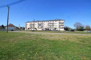 Grand Parking gratuit, De 1 à 4 personnes, Tout équipé, Netflix, Amazon Prime Gratuits et Illimités, Matelas Emma, Lave Linge, Vue sur la Vallée, RDC